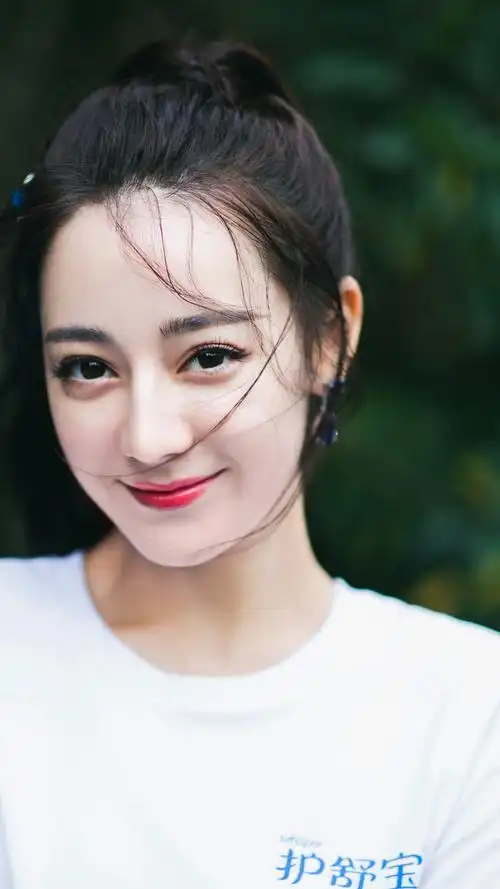 迪丽热巴性感白衫短裙手机壁纸_明星_手机壁纸下载_美桌网