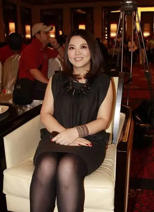 李湘早年旧照曝光体重高达160斤霸气十足hold住全场