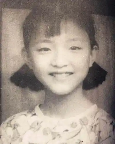 杨澜一家四口照16岁女儿吴所惧好像妈妈小时候