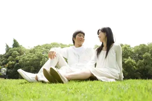 东方人,两个人,坐,笑,微笑,露齿笑,横图,室外,白天,仰视,爱情,草地