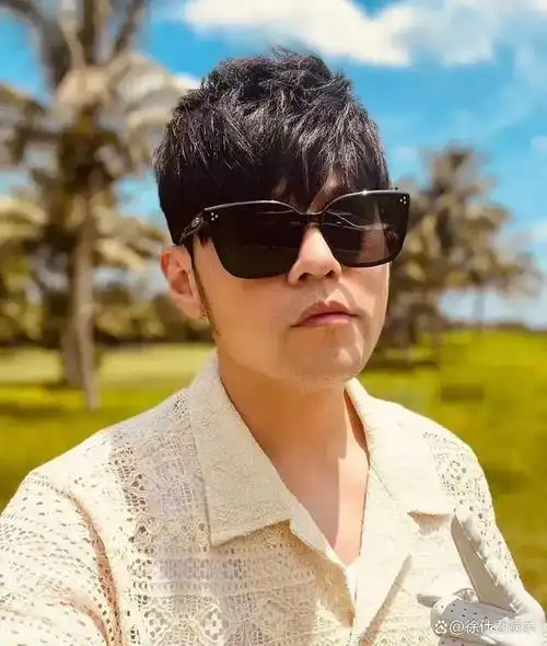 昆凌爆料周杰伦才是家里最爱漂亮的那一位,花在打扮上的时间最久