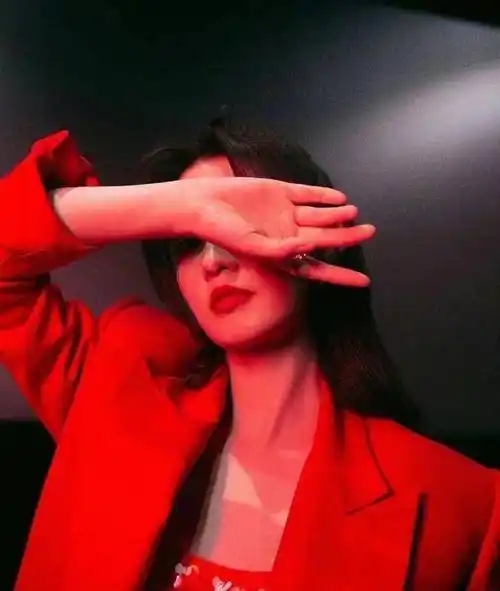 李沁穿红西装锦鲤裙妖艳出场全是鳞片变美人鱼上岸后又仙又美