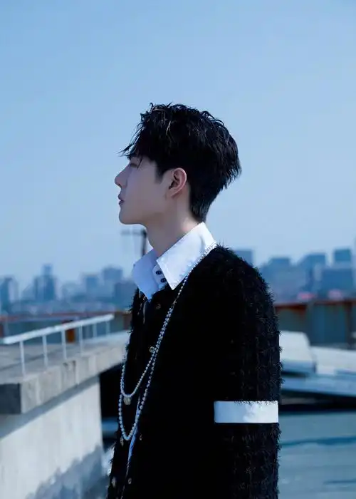 王一博佩戴珍珠项链 帅气十足!