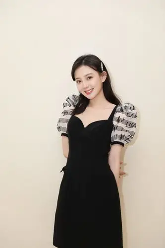 汪小敏走红毯挑战高衩裙秀美腿 和网红破壁合唱引热议