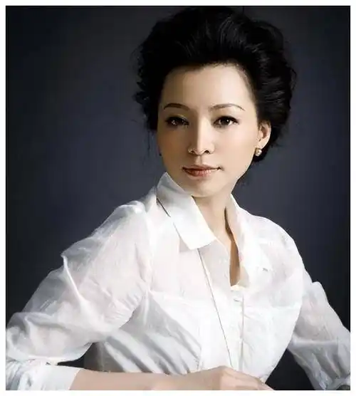 董卿儿子同框照曝光,形象不佳引发热议,春晚缺席原委解密_舞台_董姐