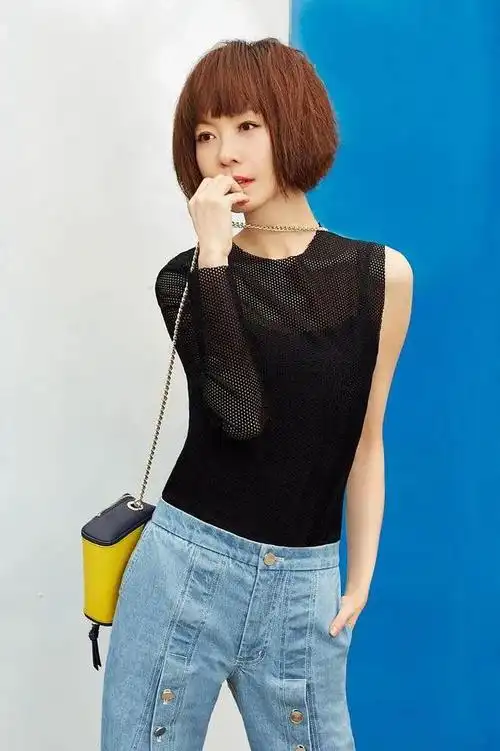 鲁豫53岁身材大变化!黑色修身裙包裹曲线美,机场现身像换了个人