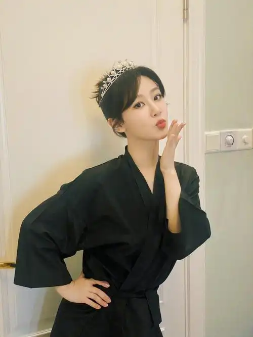 杨紫减脂餐果然有效,天鹅颈小蛮腰美出新高度,嘟嘴卖萌甚是可爱