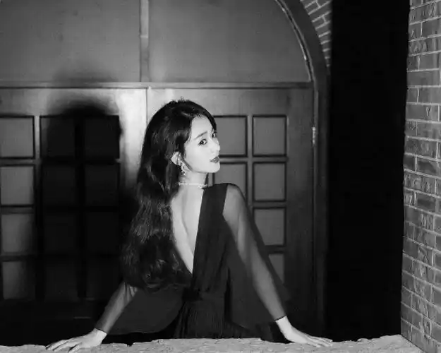 赵丽颖阁楼窗间好有故事感