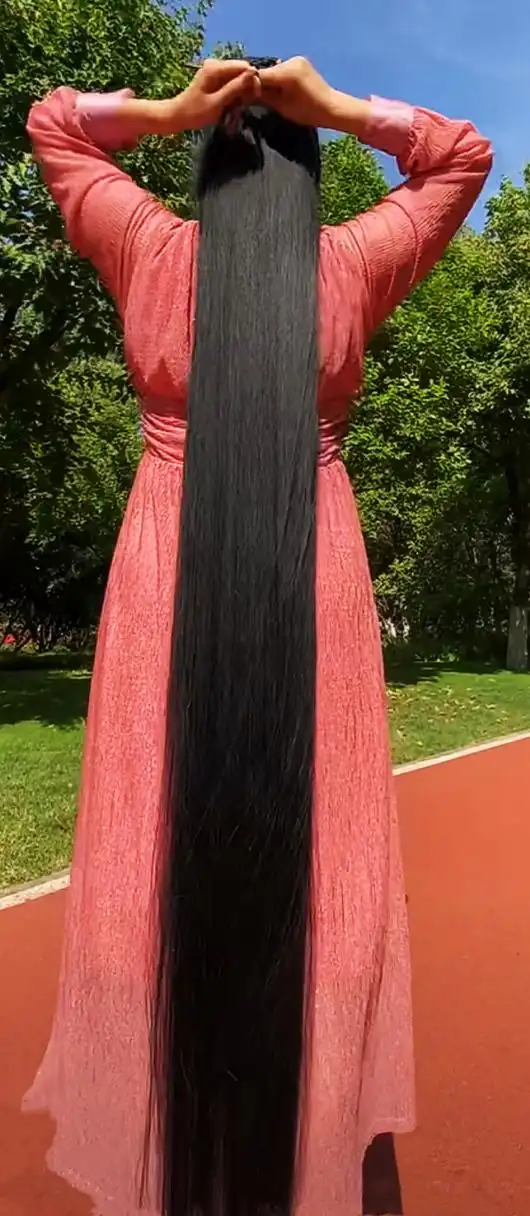 今天遇到了一个长发及地的姑娘,看得我心生敬畏.