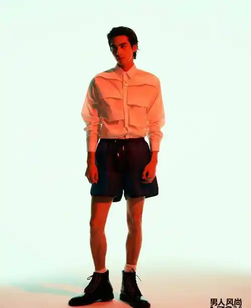 宋威龙《男人风尚leon》光影炫彩大片,一举一动散发着独特魅力_身材