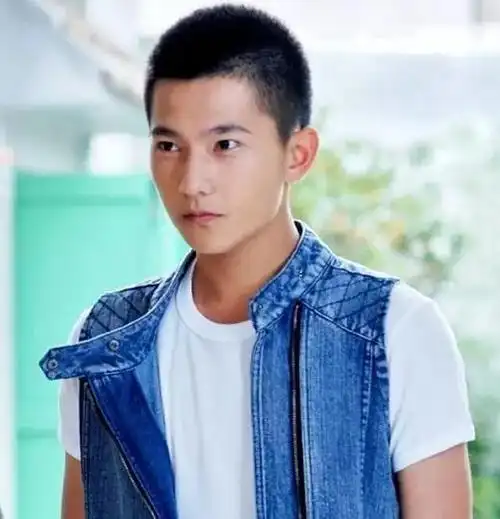 杨洋19岁未ps照片流出还是那么帅气阳光