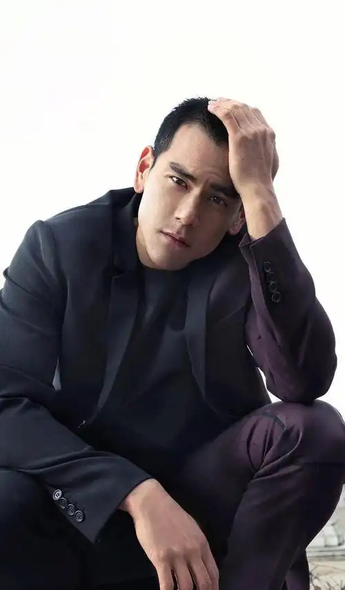 39岁彭于晏近况曝光身材健硕状态好打扮朴素坐百万豪车