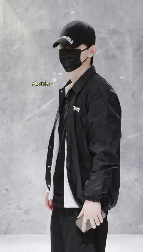 邓伦#这个人把黑色衣服焊在身上了