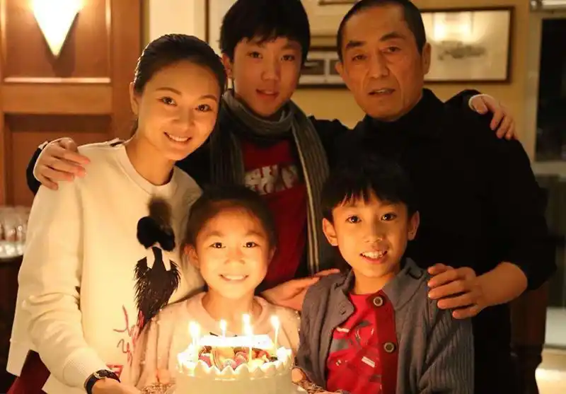 张艺谋妻子爱吃爱健身秀苗条健身照请谋女郎刘浩存担任代言人