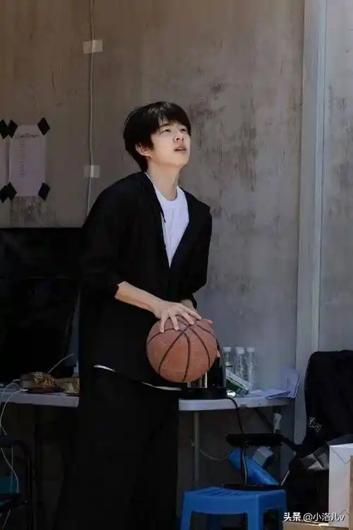 骑上心爱的摩托车,约上朋友一起去篮球场打篮球