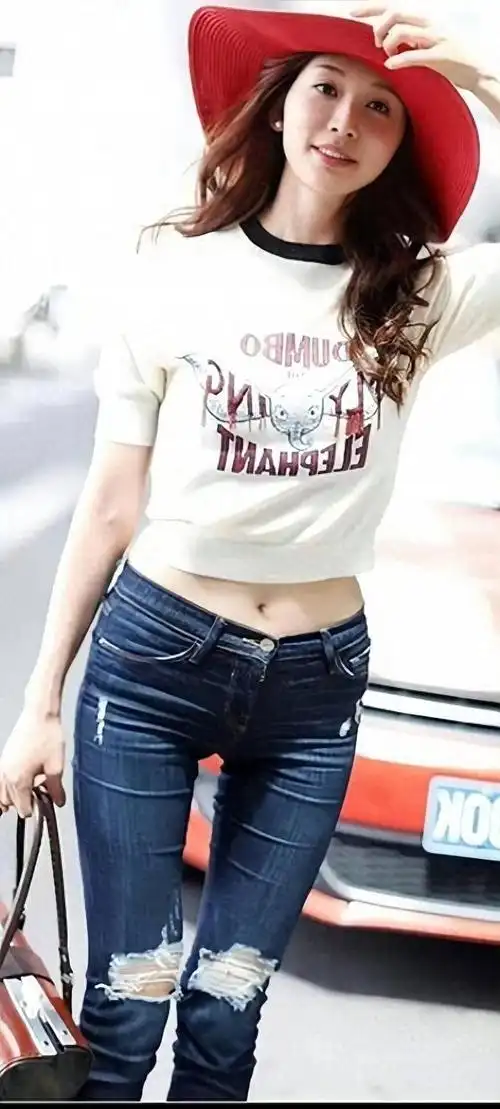 穿搭小技巧:t恤配破洞牛仔裤,元气满满的美女林志玲在她婚前给人的