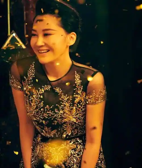 51岁许晴不改大胆,穿透光上衣配亮片裙,终于懂为啥没人敢娶她_感觉