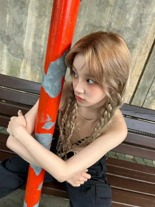 宋雨琦金色麻花辫##宋雨琦卡其色绑带背心