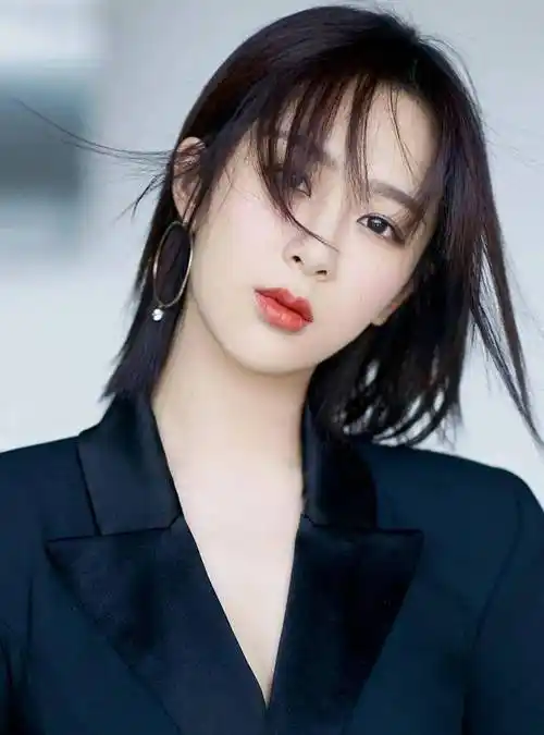 杨紫11岁简历曝光,普通女孩的逆袭之路太励志了_气质_面部_体态