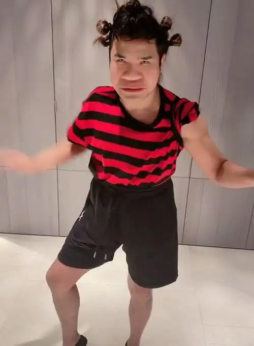 41岁罗志祥外出被偷拍胖一圈脖子挤出皱褶穿吊裆裤双腿太显短