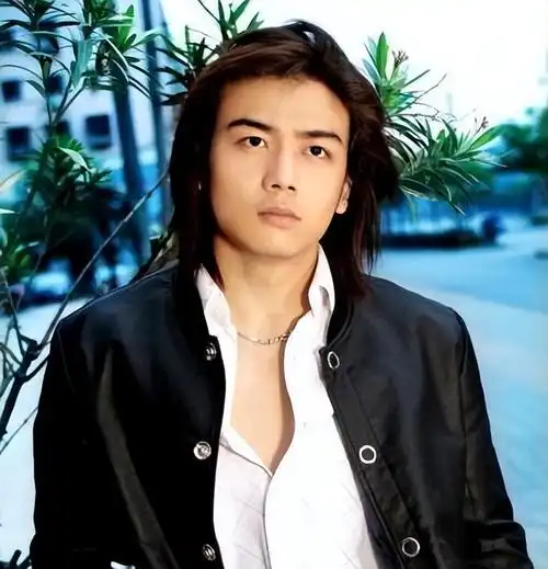 戴娆看杨烁很有潜质而且还年轻,不想耽误他的前程,便建议他报考中戏