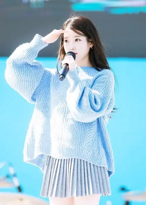 李知恩人美又会穿,淡蓝色针织衫搭配百褶裙,清新甜美又吸睛