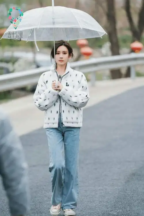 孟子义蜡笔画质感大片卡通元素俏皮童稚尽显元气少女感