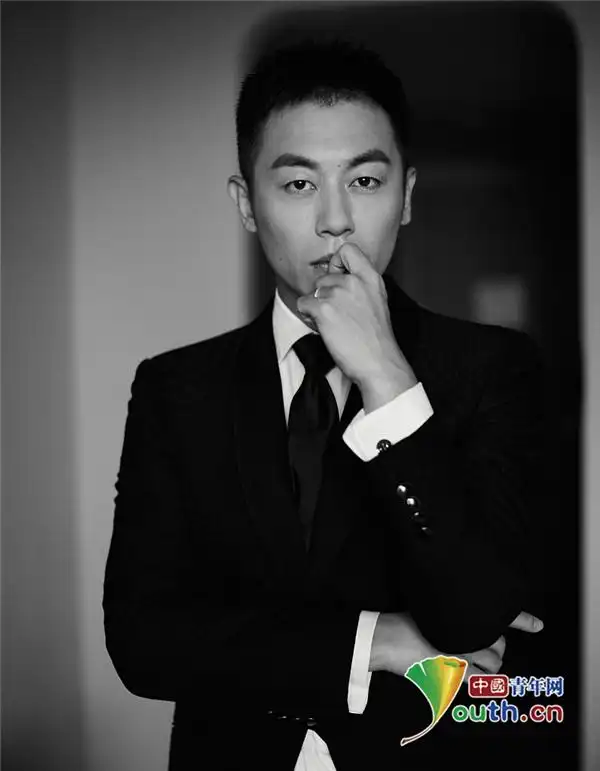 朱亚文西装look展成熟魅力系领带秀侧颜杀