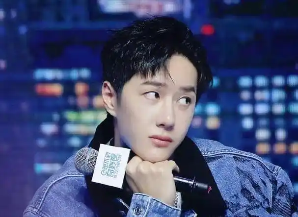 王一博的手上热搜,然而宝宝脚更有戏,粉丝回应全身都是宝_活动_手指