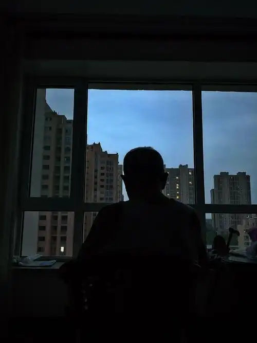 暮色中,透过父亲的背影,我望向高远的天空,就想世界上最不受约束的