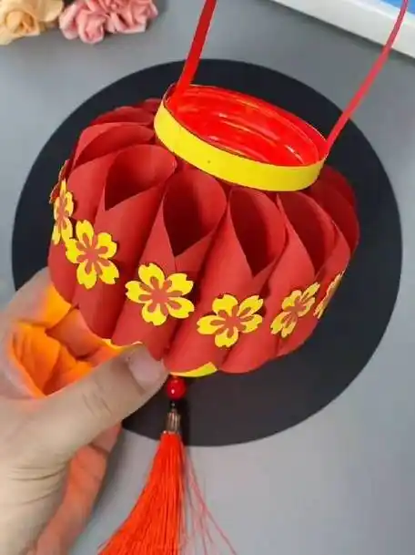 必须是福气满满的小灯笼,年味都在动手里,旧红包,新卡纸,喜气洋洋过大