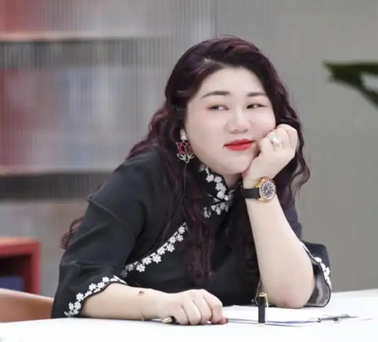 晒出童年照片不过杨天真她是因为工作压力才会有这样的身材,毕竟女