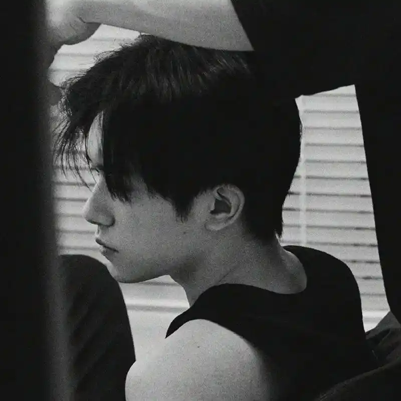 易烊千玺氛围感黑白头像 太爱了