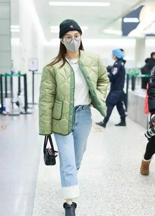 李菲儿机场穿搭翻车,穿绿色棉衣配9分牛仔裤,显胖10斤不止