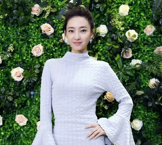 王丽坤和于和伟的年龄差距没有隆妮和于和伟大,只相差14岁.