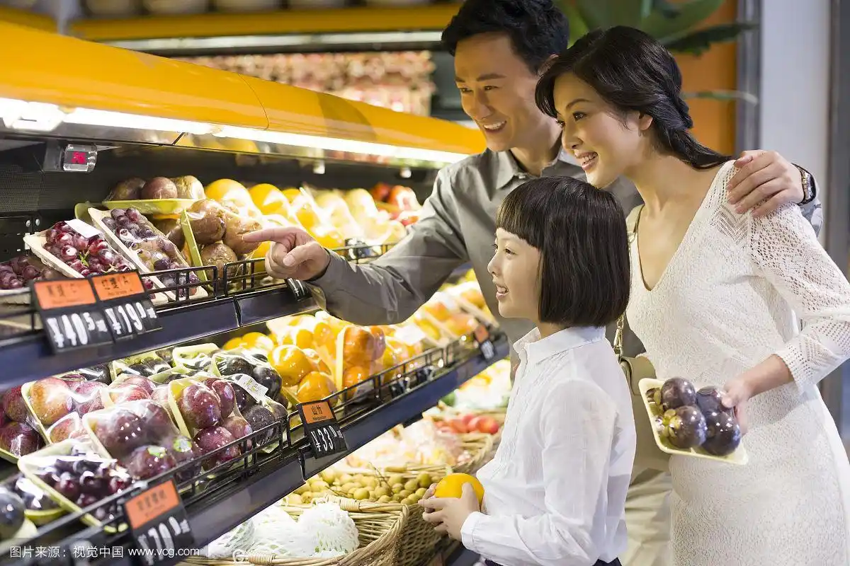一家人在超市购物