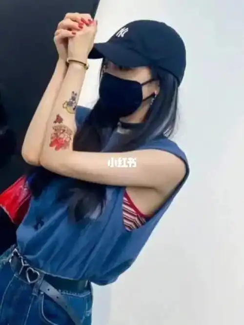 而意外曝光的纹身贴,更让网友觉得,杨幂原来也是如此喜欢小物品的小