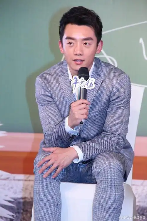 41岁胡歌对比37岁郑恺,老天赏饭吃与科班毕业的演技一目了然