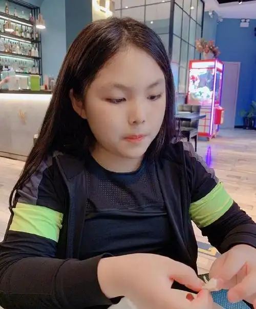 王诗龄晒自己近照穿粉色宽松裙子真漂亮虽然有点圆嘟嘟的