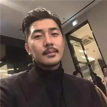 成熟稳重的男生陌陌头像高清大图 我不喜欢说爱只喜欢谈钱