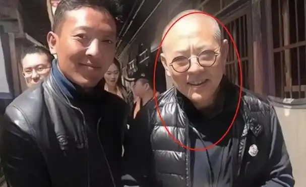 59岁李连杰近况曝光, 戴79元帽携妻女欧洲旅游, 曾被指瘫痪坐轮椅