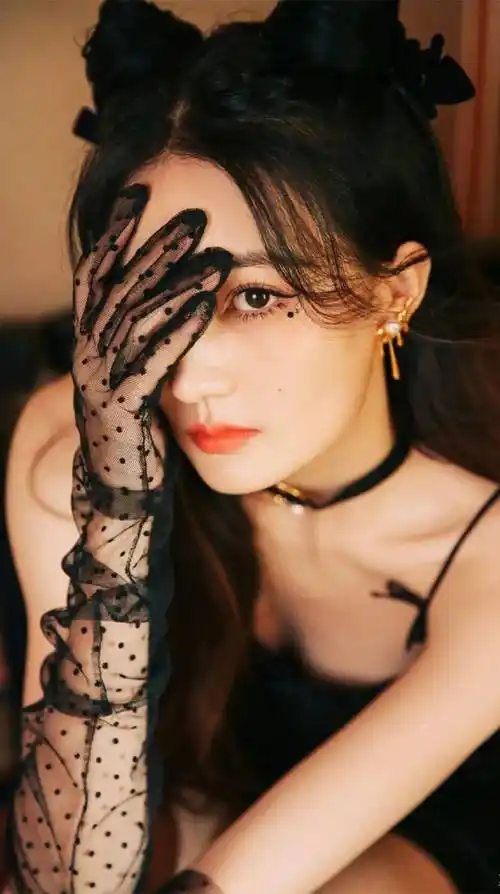 徐璐黑色吊带连衣裙性感写真_感觉_一身