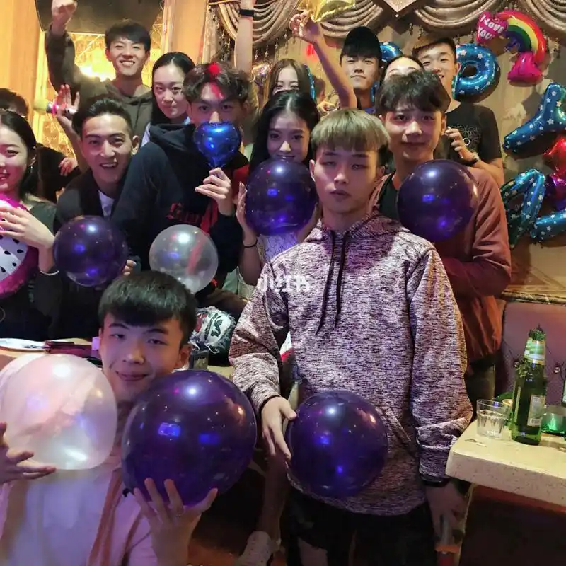 十月五号过生日四号晚上我们就去ktv凌晨过的生,和好朋友一起非常开心