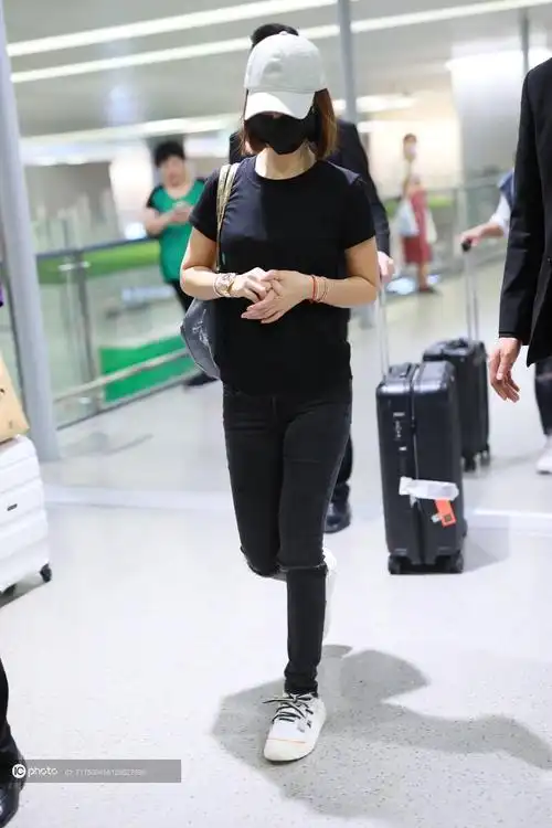 林心如一身黑衣超低调现身频频赶行程真的带娃上综艺了