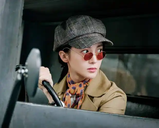 《隐秘而伟大》:被金晨的"复古穿搭"吸引了,美得有腔调又高级