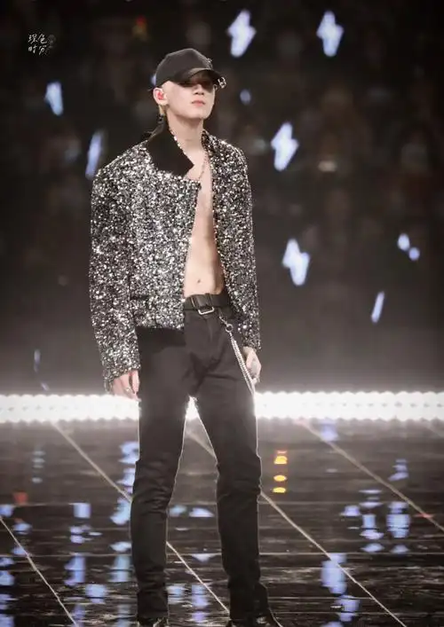 姚琛腹肌#r1se演唱会姚琛腹肌我直呼好家伙!这是我没开vip能看的?