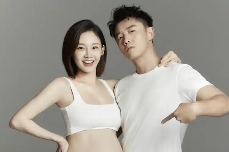 曝苗苗三胎剖腹产女,超大孕肚曝光,郑恺已前往泰国录跑男引热议