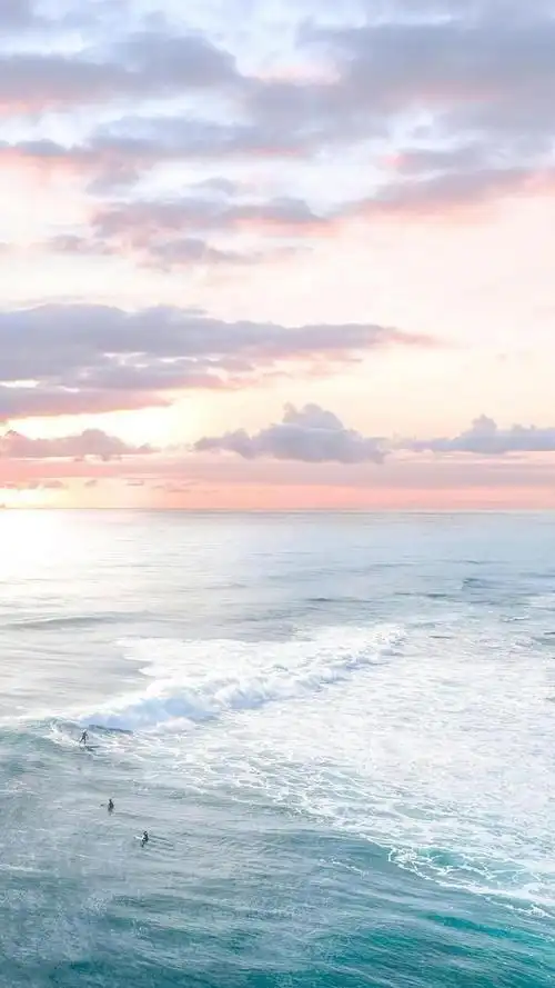 介浪漫梦幻的海景风光图片:在沙滩上还有一道亮丽的风景线,就是那