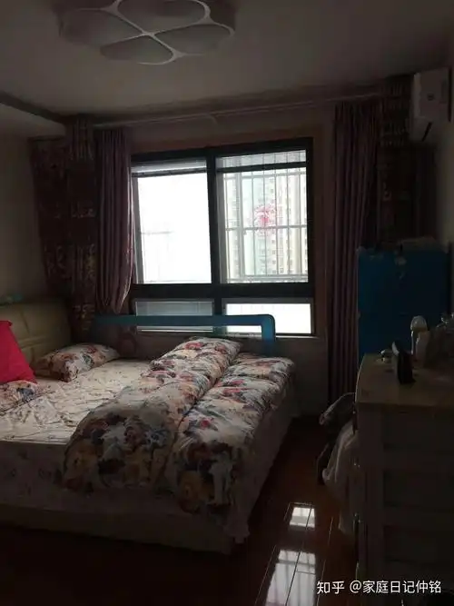 白天和夜晚卧室的样子▲ 看到在卧室拍出的这些照片,确定这还是