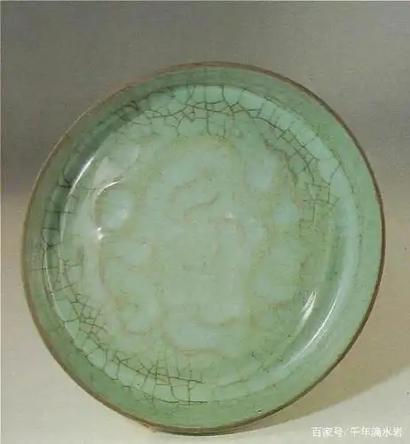 南宋  修内司官窑粉青雕龙圆洗    高4.7cm  口18.4cm  底16.5cm